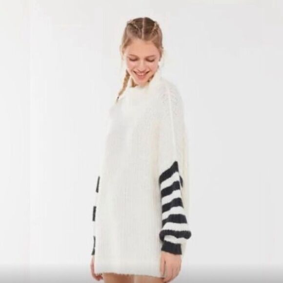 Urban Outfitter Gemini Mock Neck Oversized Chunky Cream Sweater Women's Sz S NWT - Picture 1 of 10